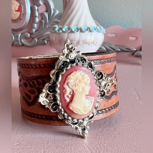 Vintage cameo handmade leather bracelet jewelry - Picture 1 of 6